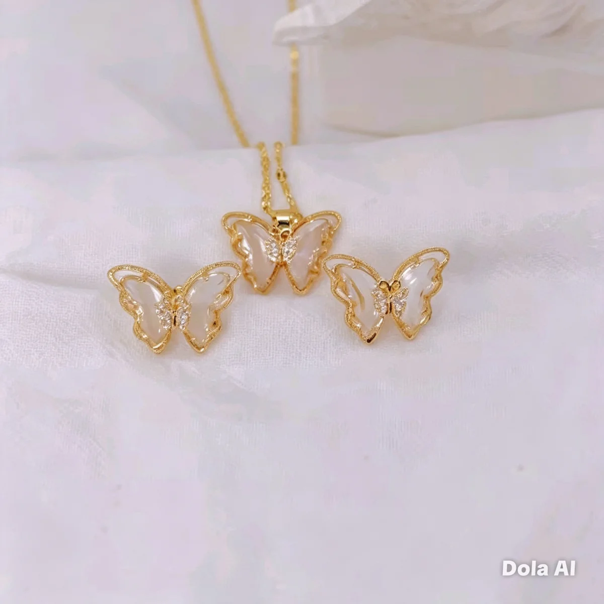 Conjunto Mariposa Cristal – Collar + Aretes – Oro Laminado 18K