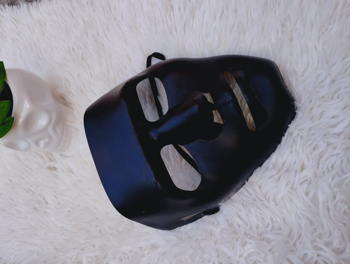 Máscaras negro y blancas